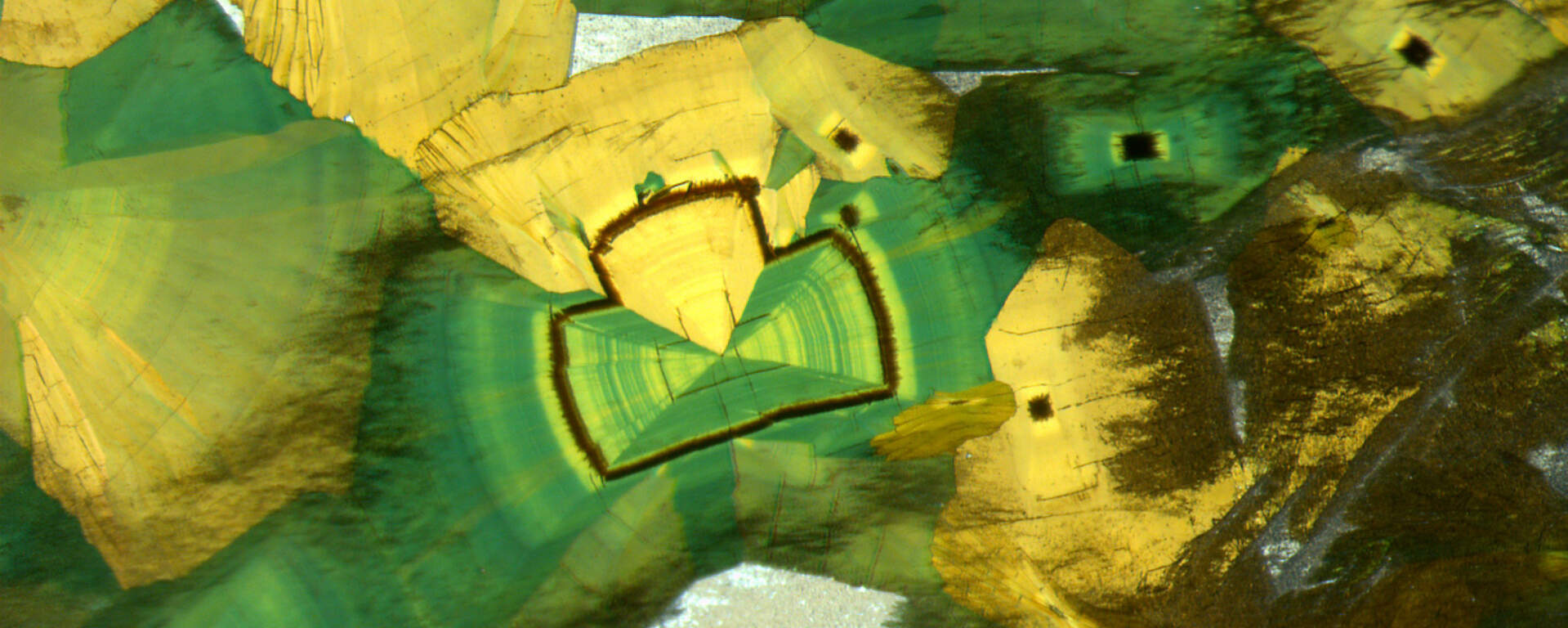 Epigenetic inclusion (probanly melanterite) in quartz, Brazil, parallel polarisers